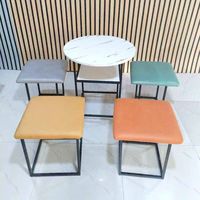 Ensemble de salle à manger circulaire compact en gros, table de bistrot moderne et minimaliste pour balcon et 4 tabourets ottomanes, mobilier
