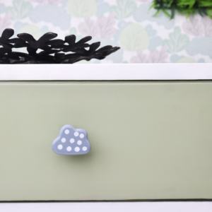 Vente en gros de boutons uniques en céramique gris blanc vintage tire à pois nuage décoratif commode commode à tiroirs poignée 4.44 cm KID-180 - Product Image 4