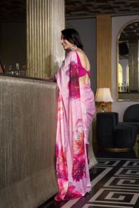 Elegante Sari de seda satinada con trabajo estampado y blusa de seda Moonga Hotfix para compradores globales de saris tradicionales - Product Image 3