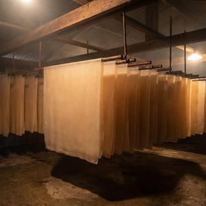 แผ่นยางริบบ์รมควัน RSS1/RSS3 คุณภาพพรีเมียมจากประเทศไทย ผลิตจากยางธรรมชาติคุณภาพสูงสำหรับใช้ในยางรถยนต์และอุตสาหกรรม - Product Image 4