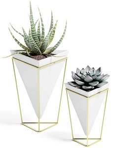 Las macetas de metal con forma de triángulo elevan tu espacio con diseños de moda macetas colgantes para balcón sala de estar - Product Image 2