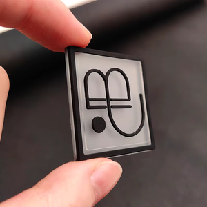 2025 Venta caliente Declaración en negrita 3D parche de goma de PVC suave etiqueta de logotipo de silicona en relieve único con flor del alfabeto del corazón - Product Image 6