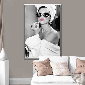 ภาพพิมพ์บนผ้าใบลายออเดรย์ เฮปเบิร์นที่โดดเด่น - ศิลปะติดผนังแนวแฟชั่นแบบนามธรรม พร้อมกรอบสีขาว - Product Image 1