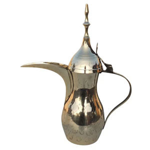 Théière Dallah en métal arabe fini poli de qualité haut de gamme pour le dessus de table de restaurant extérieur servant la cafetière Dallah - Product Image 1