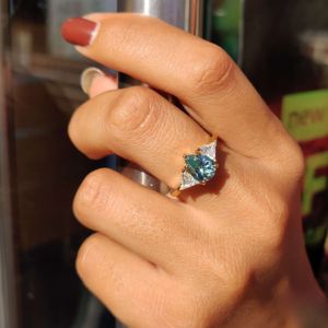 Anillos de compromiso de boda de diamantes de moissanita con corte de tres trillones de piedra en oro macizo de 10kt - Product Image 2