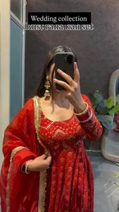 Robe Salwar pakistanaise rouge en tissu faux georgette épais, col rond, longueur ras du sol, pour Mehendi / Sangeet / Réception - Product Image 2