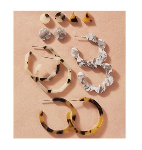 Boucles d'oreilles tribales en corne véritable pour les femmes à la recherche de bijoux légers faits à la main avec un style boho terre - Product Image 1