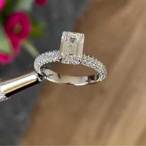 Anillo de Compromiso con Diamante Cultivado en Laboratorio de 2.50 Quilates con Halo Oculto y Certificado IGI en Oro Blanco - Product Image 2