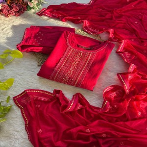 Conjunto de Kurti de seda romana para mujer, cuello bordado a mano, forro de algodón suave, pantalón de encaje elegante y estampado digital Dupatta - Product Image 2