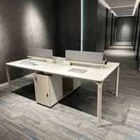 Bureau de travail moderne pour 4 personnes avec cloison en tissu