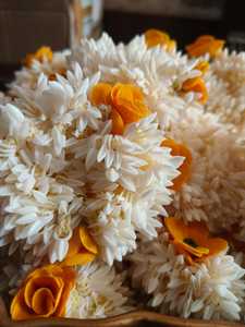 กำไลข้อมือดอกมะลิมีกลิ่นหอมลายดอกไม้สำหรับ haldi, mehidi, mayoon, mangeet, งานแต่งงานโปรดปรานสำหรับผมมวยและมือ