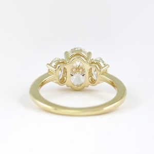 Bague de fiançailles en argent sterling 925 avec moissanite ronde taille brillant, trois pierres, style vintage, sertie à griffes, bijoux durables pour femmes - Product Image 4