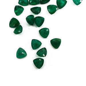 Émeraude naturelle zambienne calibrée 6 mm, taille trillons, pierre précieuse naturelle à facettes, prête à l'emploi pour la création de bijoux - Product Image 1