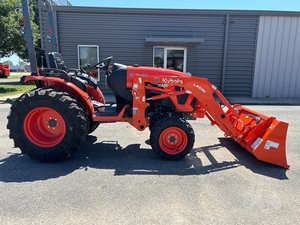 Kubota LX2620SUHSD Tracteur à pied avec chargeur à fixation rapide et godet 50hp 4x4 Diesel Engine 540 PTO 3 points Hitch 2WD Wheel - Product Image 2