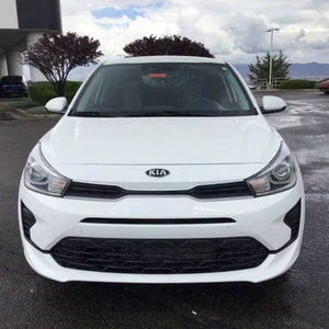 Kia Rio Sport Sedán 2021 con Asientos de Cuero, Luces LED y Transmisión Automática - Product Image 1