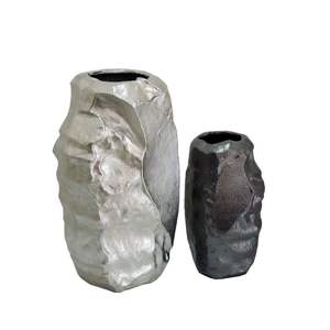 Vase à fleurs en métal moderne fabriqué à la main Vase décoratif de luxe fait à la main pour la décoration de centre de table - Product Image 2