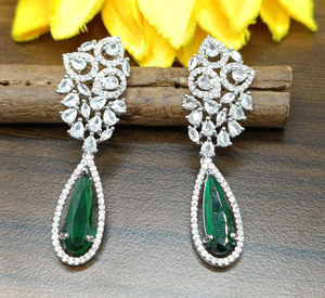 Elegantes pendientes colgantes de cristal para mujer con diseño elegante y detalles de piedra brillante de la India - Product Image 1