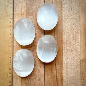 Vente en gros de pierre de palmier en sélénite blanche de haute qualité cristal ovale poli pierre de poche de guérison méditation Feng Shui - Product Image 2