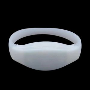 वाटरप्रूफ कस्टमाइज्ड आरफिड-एम्बेडेड स्मार्ट एलईडी इवेंट रिस्टबैंड-रिफाइड कनेक्शन और अनुभव - Product Image 3