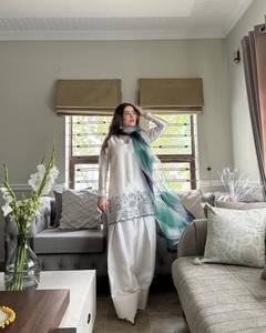 2025 Collection ROMAINE moderne glamour blanc Salwar Kameez taille libre entièrement point avec travail de séquence de broderie en soie - Product Image 4