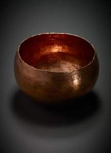 Bol en cuivre au design élégant de fleurs, idéal pour la présentation sur table, les fêtes de mariage et les occasions spéciales, fabriqué à la main en Inde. - Product Image 3