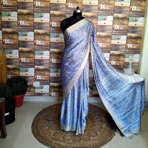 Sari elegante de seda azul Beige para niñas con estampado geométrico intrincado, ropa de fiesta tradicional de moda, vestido indio paquistaní - Product Image 1