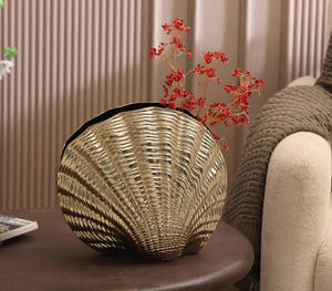 Coastal Elegance Shell Design Vase en métal inspiré de l'océan Shell Design Vase en métal pour décor moderne - Product Image 3