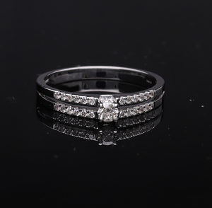 Anillo Clásico de Oro Blanco de 14K con Baño de Rodio para Mujer, con Diamantes Naturales de Corte Brillante y Diseño de Doble Banda con Centro Engastado en Puntas - Product Image 1