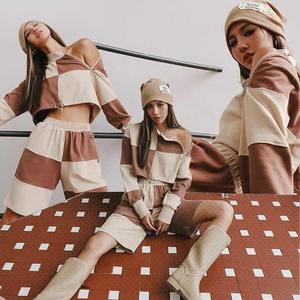 2025 haute qualité été en gros personnalisé Shorts ensemble femmes deux pièces col rond à capuche et Shorts ensembles vêtements pour femmes - Product Image 1