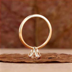 แหวนหมั้นเพชรเม็ดเดี่ยวทรงเอเมอรัลด์ 4.20 กะรัต เจียระไนอย่างดี ผลิตในห้องปฏิบัติการ ตัวเรือนทอง 14K ดีไซน์หรูหรา - Product Image 2