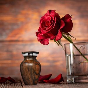 Urne funéraire miniature de luxe en métal avec finition en bois de cerisier rouge pour les cendres humaines et d'animaux de compagnie, écologique, petit souvenir - Product Image 6