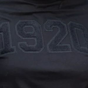 Sweat à capuche unisexe élégant tout noir style années 20 avec lettres imprimées personnalisées en coton doux pour les événements hivernaux des membres de la sororité - Product Image 3