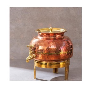 Distributeur d'eau classique en cuivre pur, conçu pour fournir une hydratation naturelle et fraîche avec un débit d'eau fluide pour les besoins de la cuisine à domicile. - Product Image 1