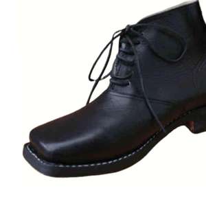 Ceci est une paire de bottes en cuir noir de style Jefferson Davis, une reproduction du style brogan de 1801 qui était des chaussures. - Product Image 3