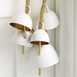 Trio de cloches modernes en métal blanc et doré avec corde tressée pour une décoration intérieure élégante et une finition luxueuse pour l'accentuation murale - Product Image 1