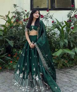 Lehenga Choli en coton de soie à l'aspect riche avec broderie et sequins, avec dupatta, tenue de mariage, prix de gros, vêtement ethnique, vert lawn - Product Image 1