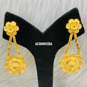 Ensemble de collier chaîne en boîte plaqué or en laiton à fleurs classiques de designer - Product Image 2