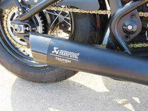 Bonneville Bobber TFC 2025 Negro Fantasma/Dorado Mármol - Product Image 6