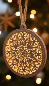 Adorno colgante de Navidad de madera respetuoso con el medio ambiente para regalar y decorar con materiales seguros y acabado artesanal - Product Image 6