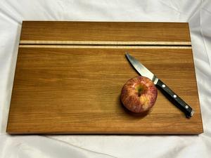Planche à découper en bois d'acacia traditionnel de qualité supérieure avec découpe pour la poignée et finition naturelle pour la mise en scène culinaire professionnelle - Product Image 3