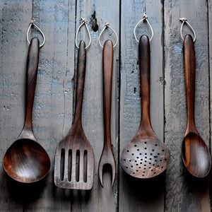 Cuillères de cuisine en bois de teck écologiques Ustensiles de cuisine artisanaux avec finition naturelle Parfait pour la cuisine et le service quotidiens - Product Image 1