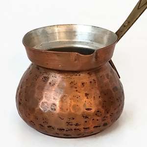 Cafetière turque en cuivre avec poignée en laiton, vaisselle élégante, tasse à café, décoration de table pour la maison, la cuisine, le restaurant, l'hôtel, les fêtes, fabriquée en Inde - Product Image 2