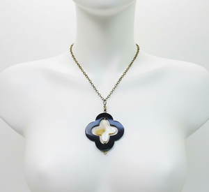 Collier pendentif en corne de buffle fait main - Forme de trèfle à quatre feuilles avec un centre en corne crémeuse sur une chaîne en laiton antique - Product Image 1