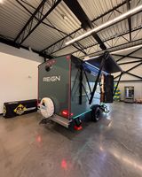 Caravane miniature Reignn pour 4 personnes, en aluminium léger, design moderne avec plancher en bois et éclairage LED