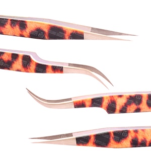 Pinces à épiler courbées de précision pour extensions de cils avec texture de préhension améliorée et précision de pointe fine, conçues pour les artistes professionnels en extensions de cils - Product Image 1