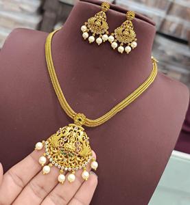 Conjunto de collar chapado en oro de diseño único exclusivo de calidad superior simple con pendientes para colección de boda para mujer - Product Image 1