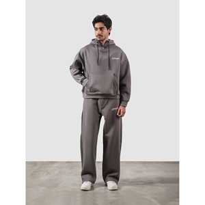 Camiseta Utilitaria para Hombre en Gris Granito, Corte Holgado con Diseño de Bolsillo, Hecha de Tela de Felpa Francesa 100% Algodón - Product Image 4