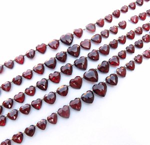 Cuentas de Granate de Mozambique Rojo de Alta Calidad, 7-10 mm, Talladas a Mano, Corte Facetado en Forma de Corazón, 25 Cuentas para Joyería - Product Image 1