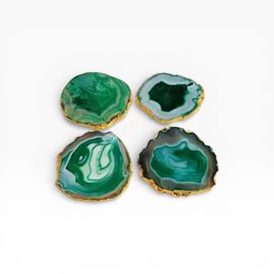 Ensemble de dessous-de-verre en agate vert émeraude profond moderne avec bordure dorée pour une décoration de table haut de gamme - Product Image 1
