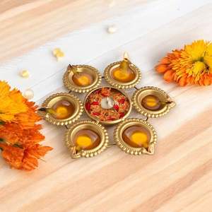 Urli Diya Decorativo de Metal Hecho de Latón para Flores Flotantes, Hermoso Cuenco Decorativo Diya para Diwali - Product Image 1